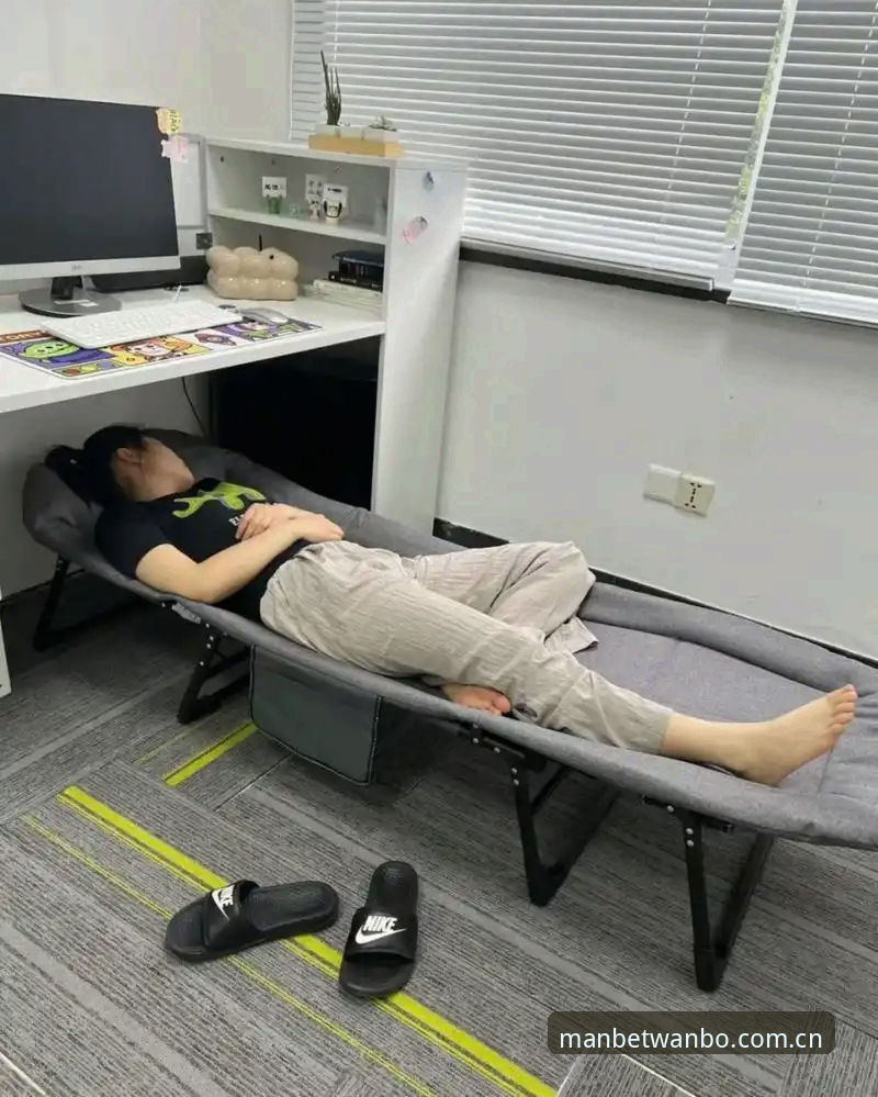 下午三点四十分，办公室里的同事多数还在午休后的恍惚期，我盯着电脑屏幕上的英超积分榜发呆。手机屏幕亮了，是老同学刘洋发来的消息。他在汉口做汽配生意，平时话不多，但每次开口都能说到点子上。他问我用的是什么比分软件，说他刚换了新版本，界面干净了不少，场均数据刷新速度比以前快一倍还多。我把他的消息读了两遍，又看了看自己手机里那个用了三年多的老应用，界面早已被各种广告入口挤得喘不过气来。